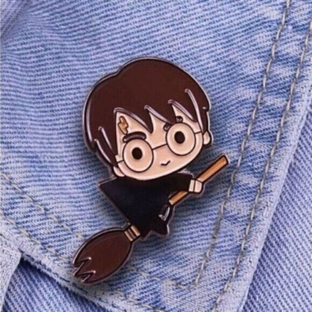 3/20 Harry Potter Riding Broom Enamel Pin - Picture 1 of 1